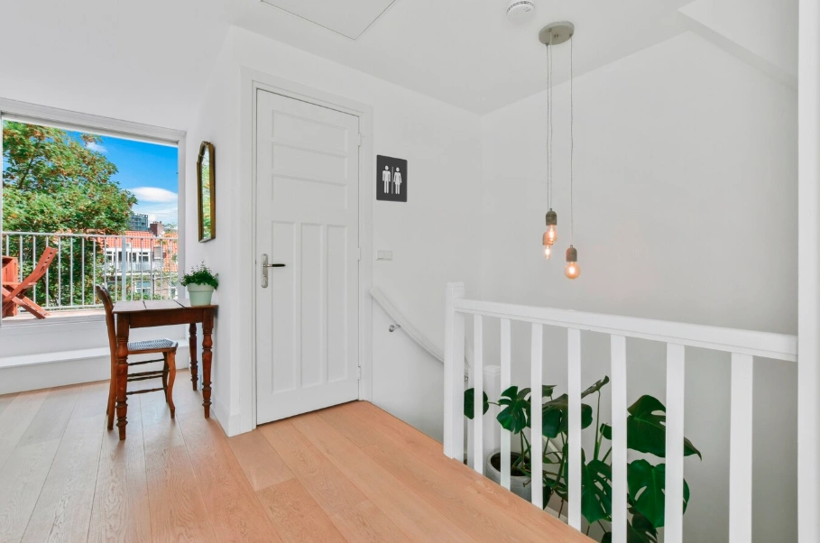 puertas y ventana de madera